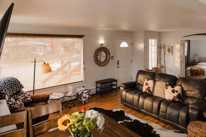 Downtown 3br, Hot Tub, Free Parking, Sleeps 6 - Anchorage