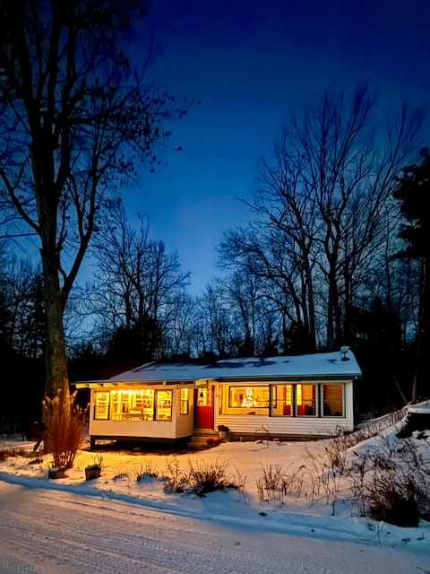 Winter Wonderland w/ hot tub perfect for couples