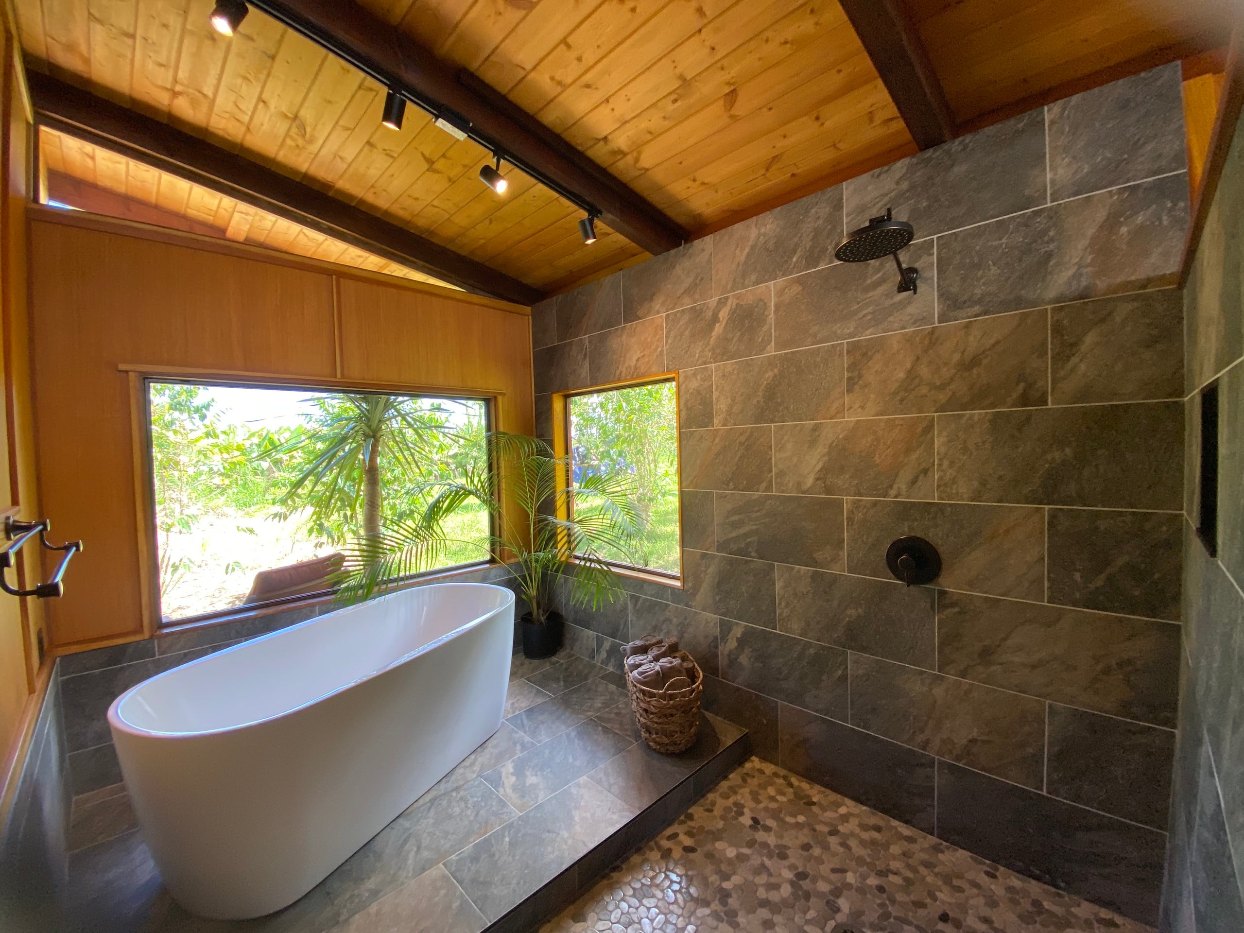 Magical farm retreat, stunning yurt & spa bathroom - Photo 25