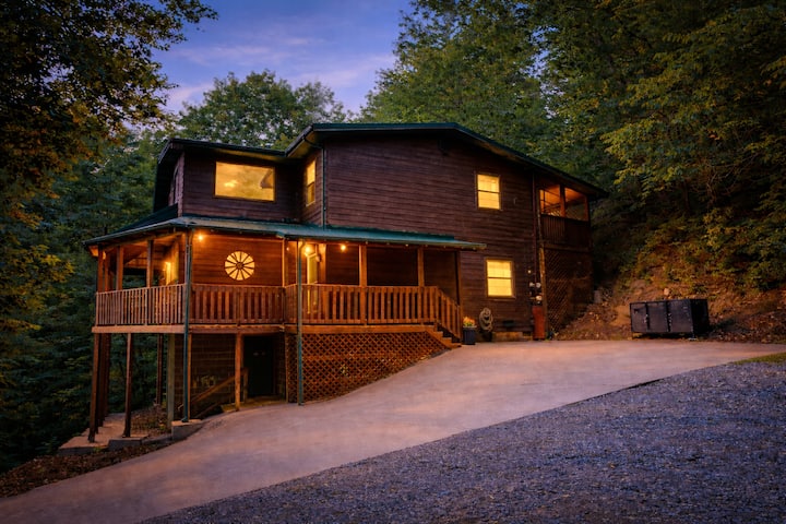 Spacious 7br Lodge, Hot Tub, Next To Dollywood! - Gatlinburg, TN