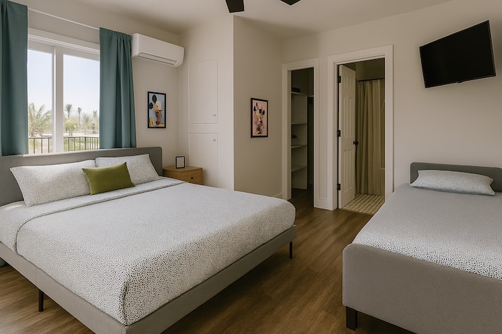 Dhomë gjumi master me perde të errëta. Krevat me shkumë memorie "queen size" në master me një njësi prej 1.5 ton ac. Dollap për ecje në sfond. Banjë e kompletuar dhe dollap me rrota