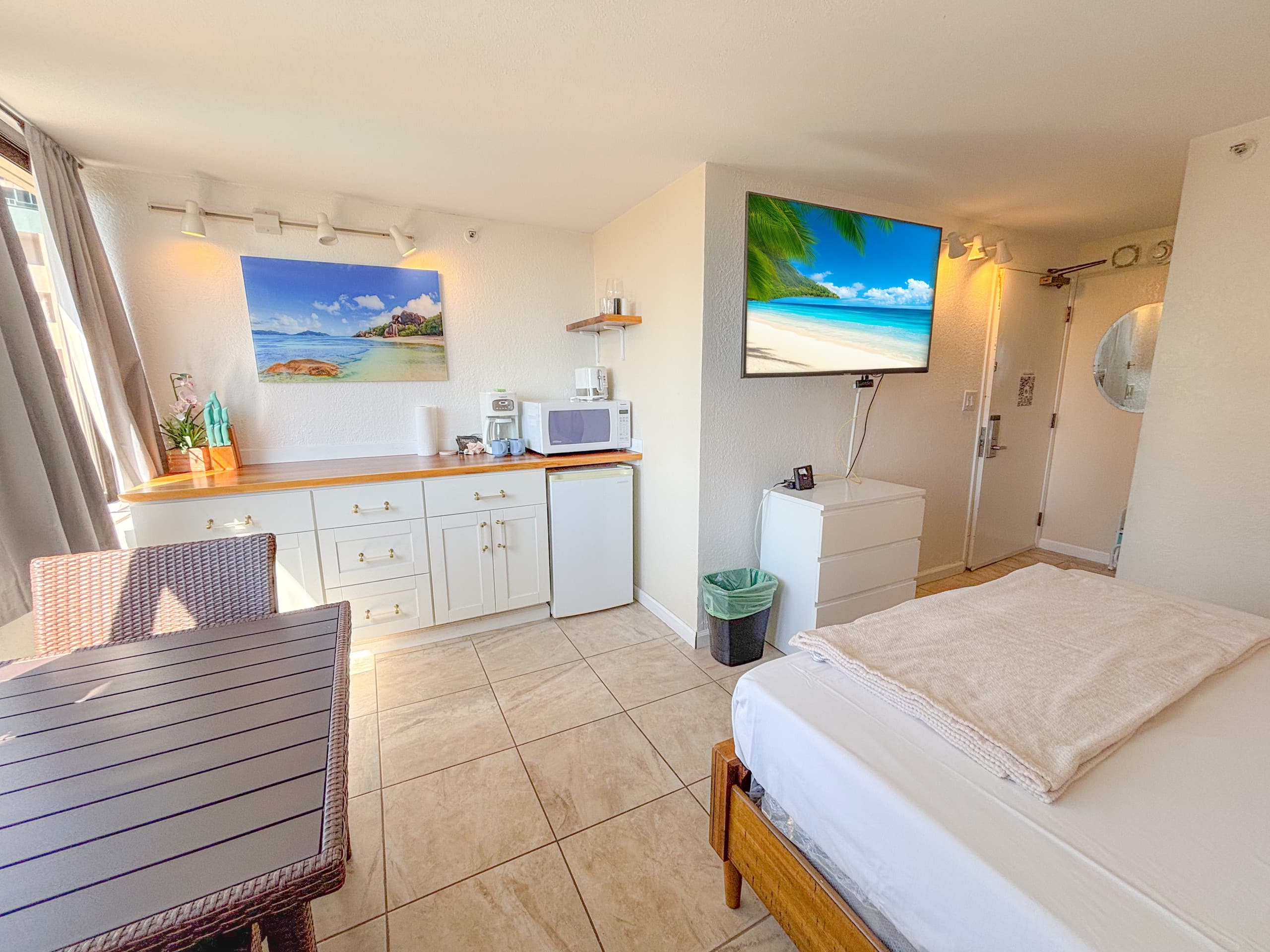Condo in Honolulu · ★4.57 · Studio · 1 bed · 1 private bath - Image 2