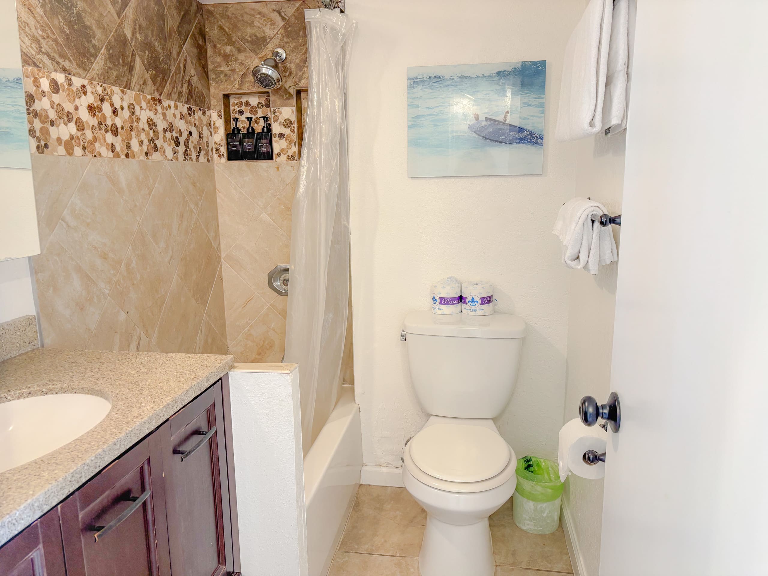 Condo in Honolulu · ★4.57 · Studio · 1 bed · 1 private bath - Image 13