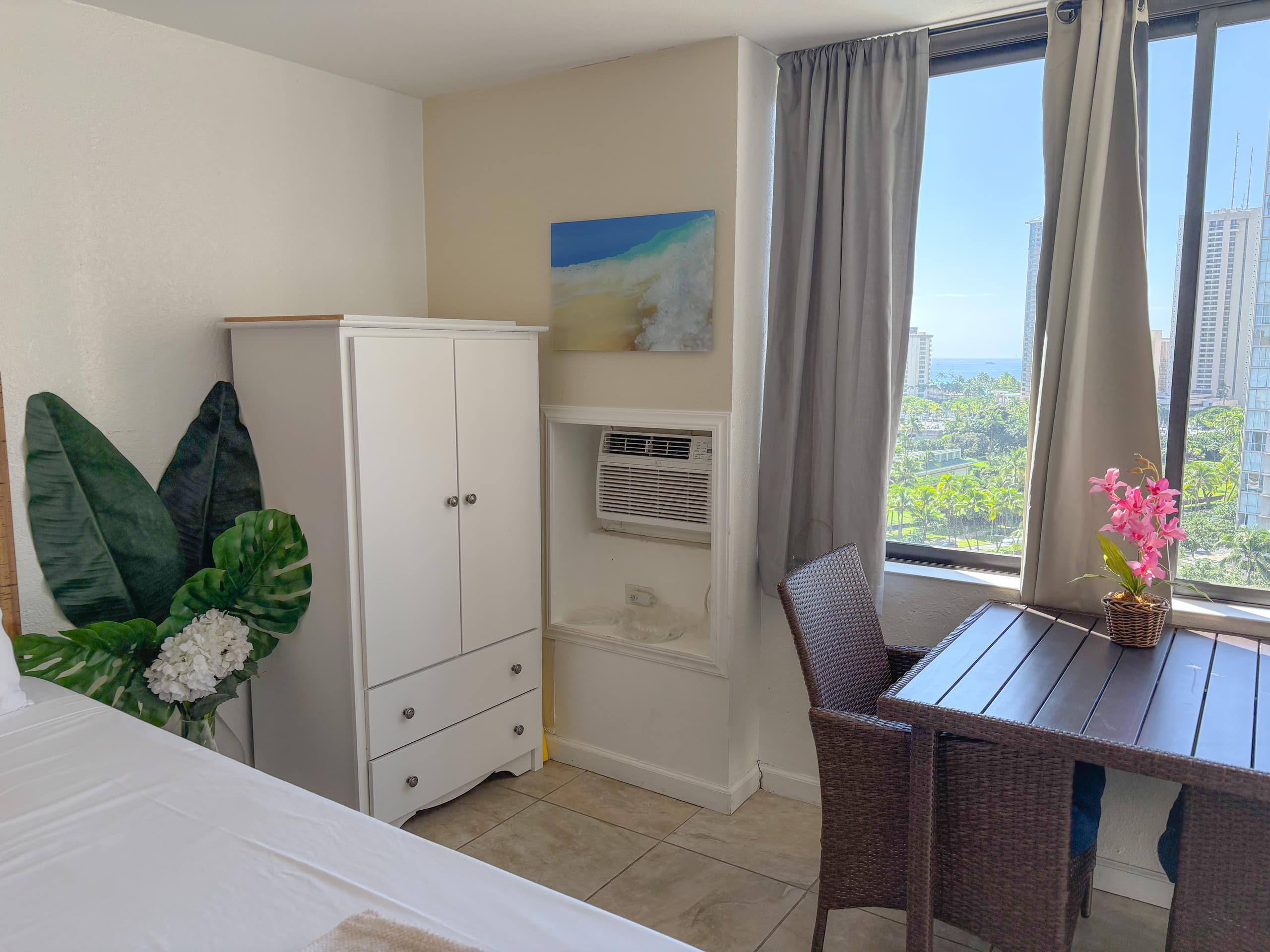 Condo in Honolulu · ★4.57 · Studio · 1 bed · 1 private bath - Image 5