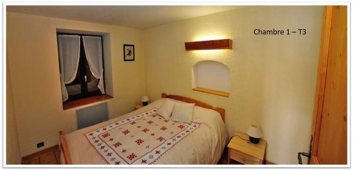 Chambre 1  du T3 avec 1 lit double 140 x 190. 
Draps, linge de toilette et préparation des lits  non fournis mais proposés en option