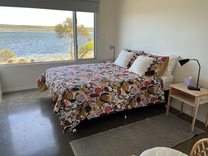 يتمتع أيضًا بإطلالات جميلة على البحر... ويحتوي على ستائر سوداء. 