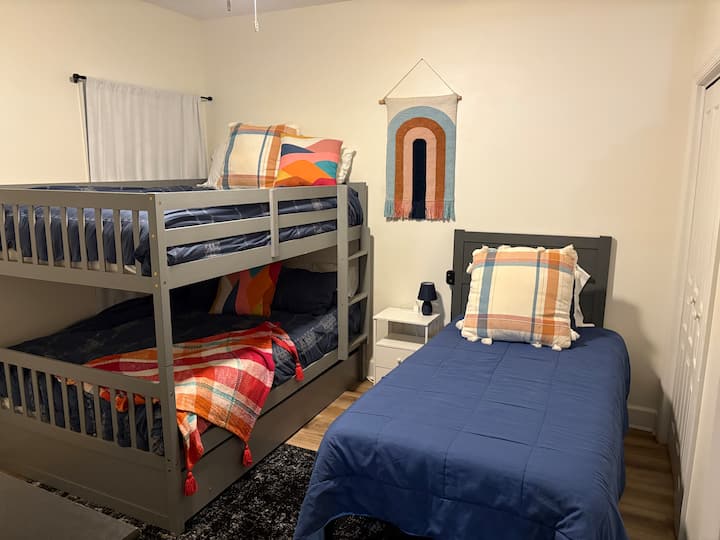 Двуетажно легло и две единични легла. 