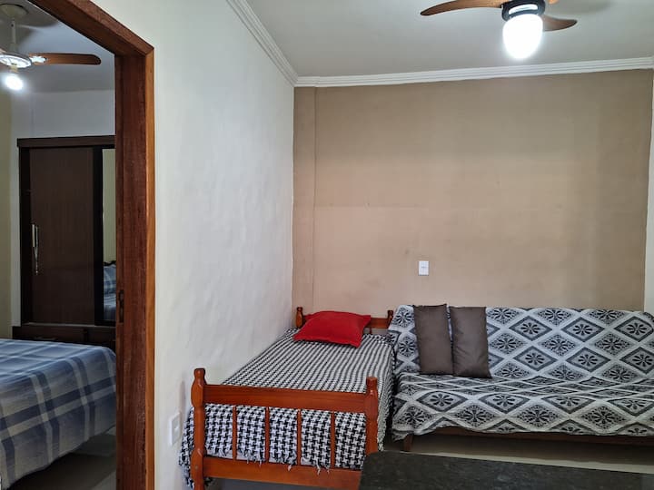 всекидневна с двоен разтегателен диван и единично легло. 