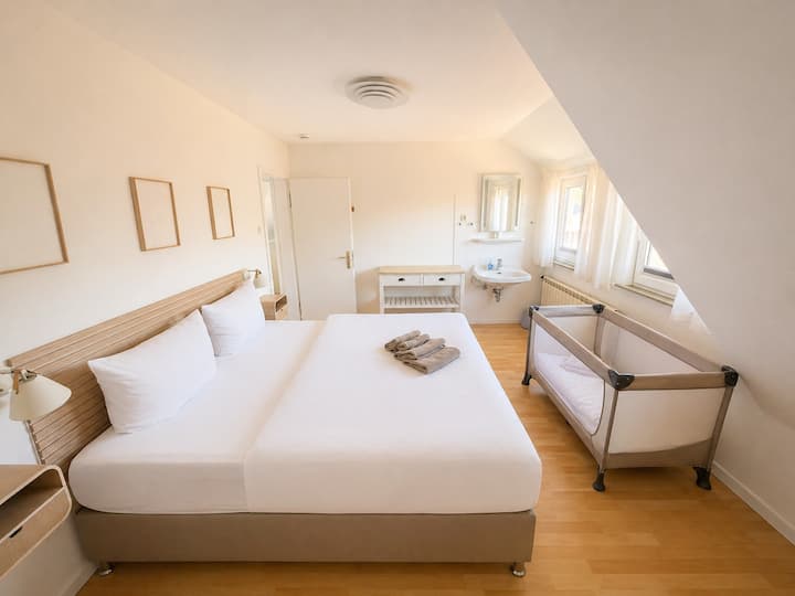 Chambre double avec lit à sommier tapissier et deux matelas séparés – 180 x 200 cm