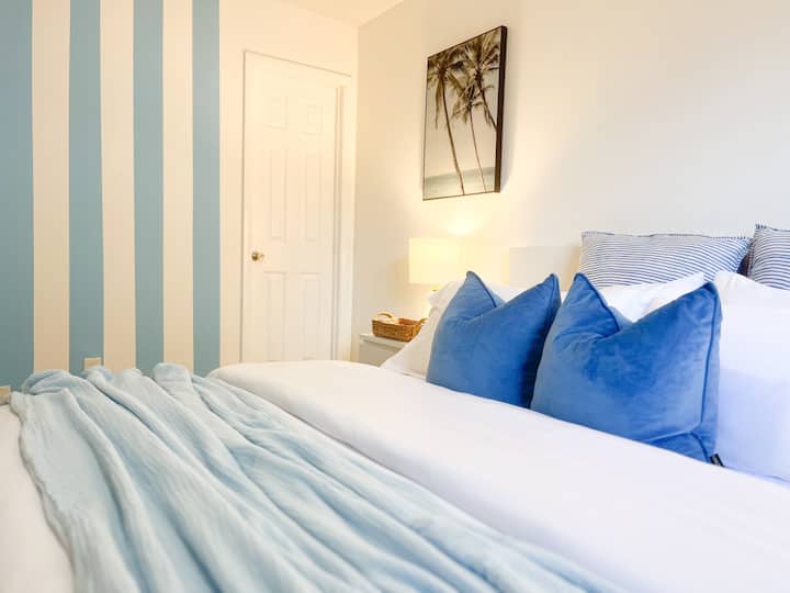 להתרווח בחדר השינה החוף הזה, עם גוונים כחולים מרגיעים, מיטת קינג סייז נוחה ועיצוב אופנתי. להיסחף בנוחות אחרי שנהניתם מכל הקסם של החוף שיש לדלריי ביץ' להציע!






