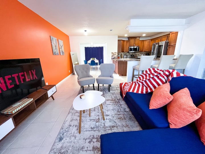 סלון עם טלוויזיית סמסונג 65אינץ'. לאורחים יש גישה לנטפליקס ול - Samsung TV Plus