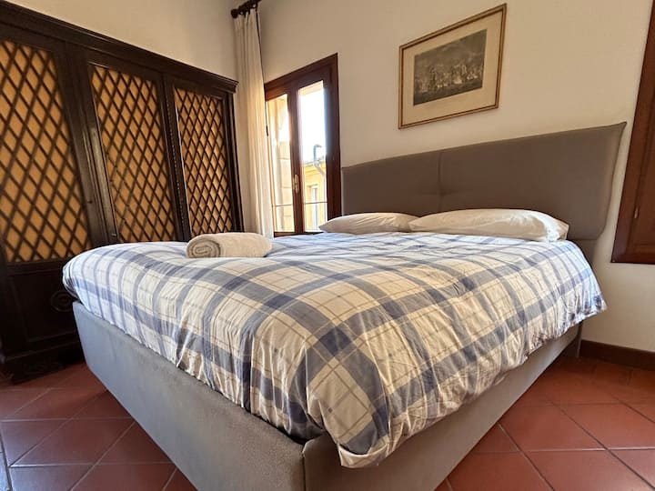 Este es tu dormitorio privado con una cama doble moderna y cómoda con contenedor de caja.
