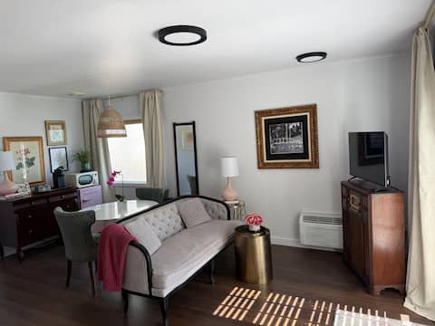 Successful Airbnb property: Top of the Hill! Cozy 1bed 1/bath cottage. in Weatherford