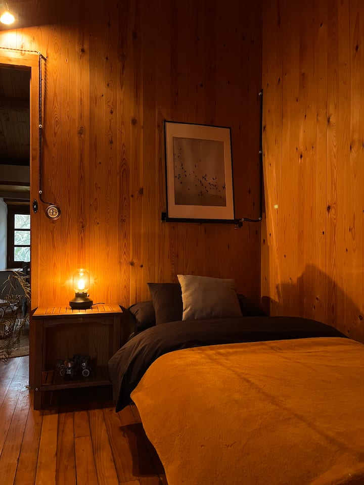 غرفة نوم بسريرين توأمين 