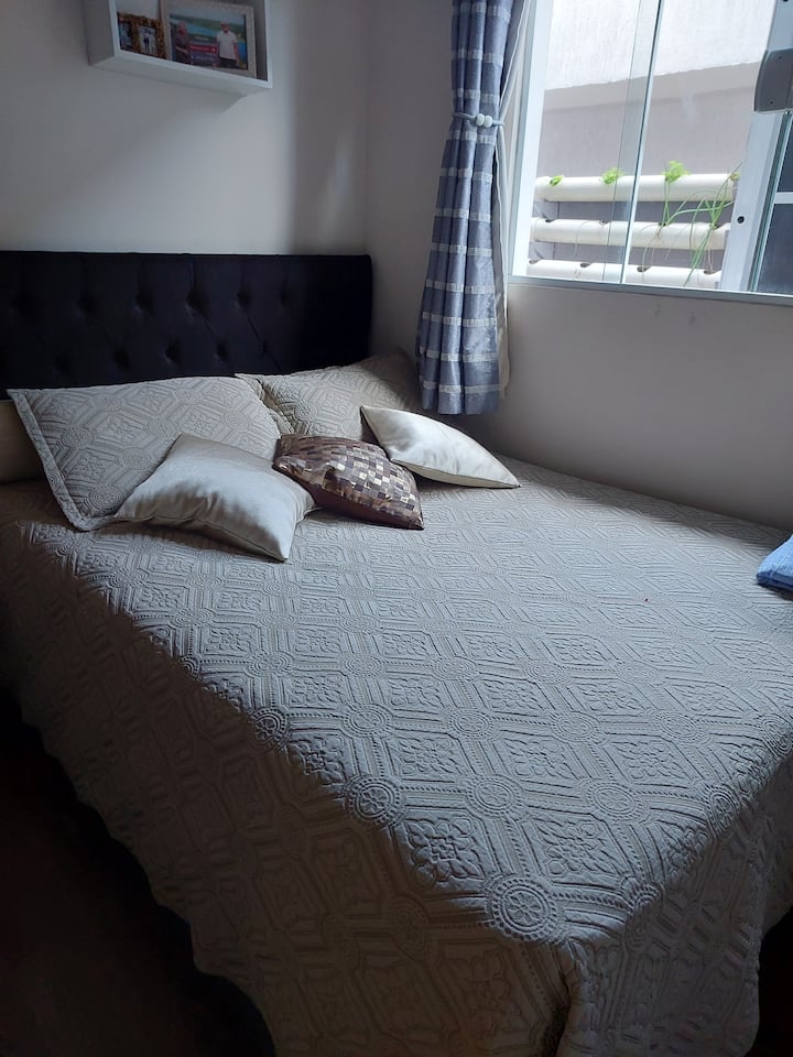 V tejto izbe máme televízor 
Tiež veľmi dobrý priestor na uloženie oblečenia. 