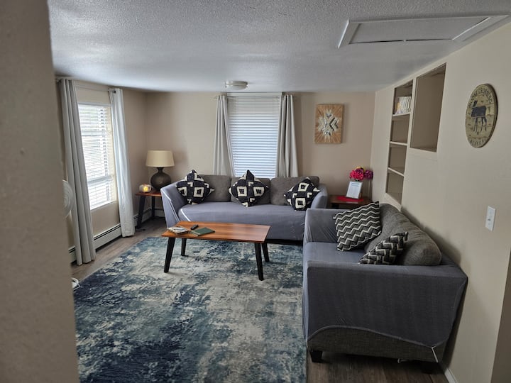 Downtowner Beautiful Top Floor 2 Bedroom Apartment - Fairbanks, AK