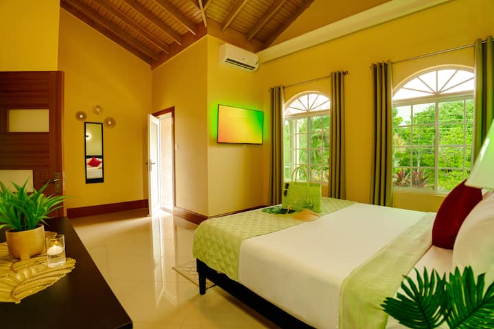 King size bed w private bath and balcony