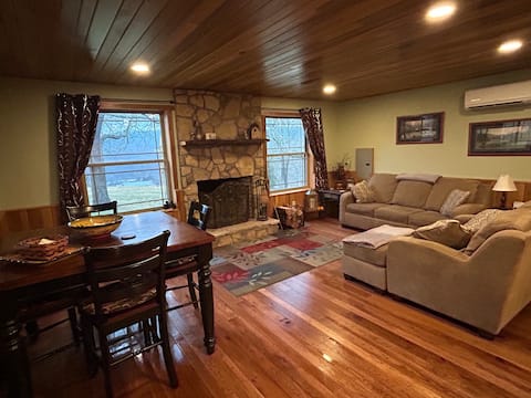 Private 1 bedroom cabin on 14 acres