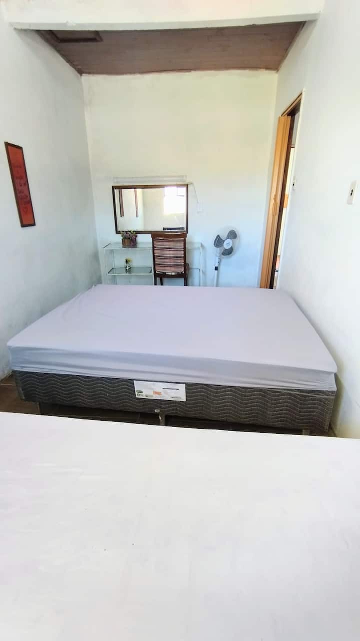Dormitorio 3: cama doble y 1 cama individual al lado. Tiene una mesa con un espejo en el estilo "Tocador".