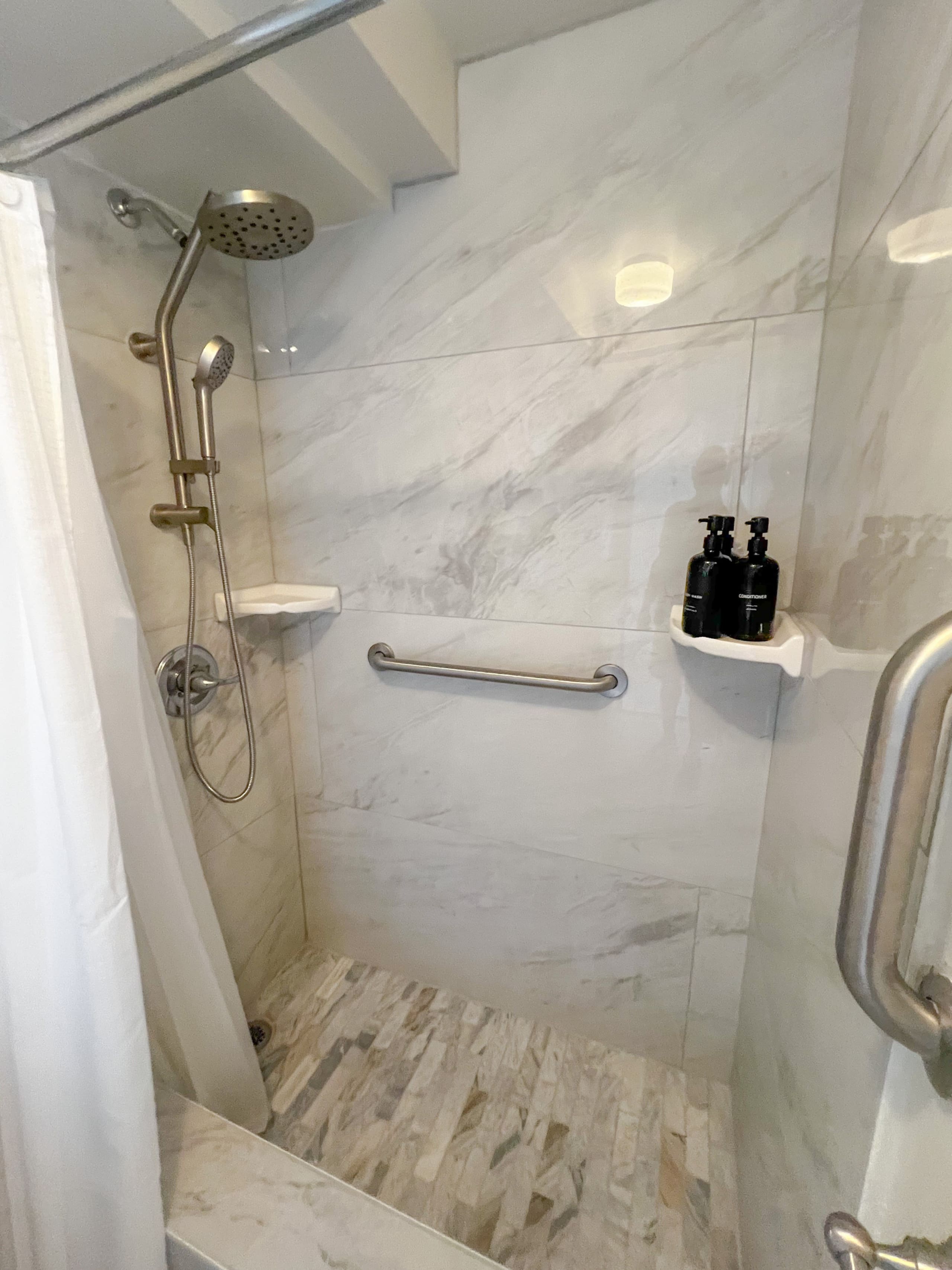 Condo in Honolulu · ★4.39 · 1 bedroom · 2 beds · 1 private bath - Image 14