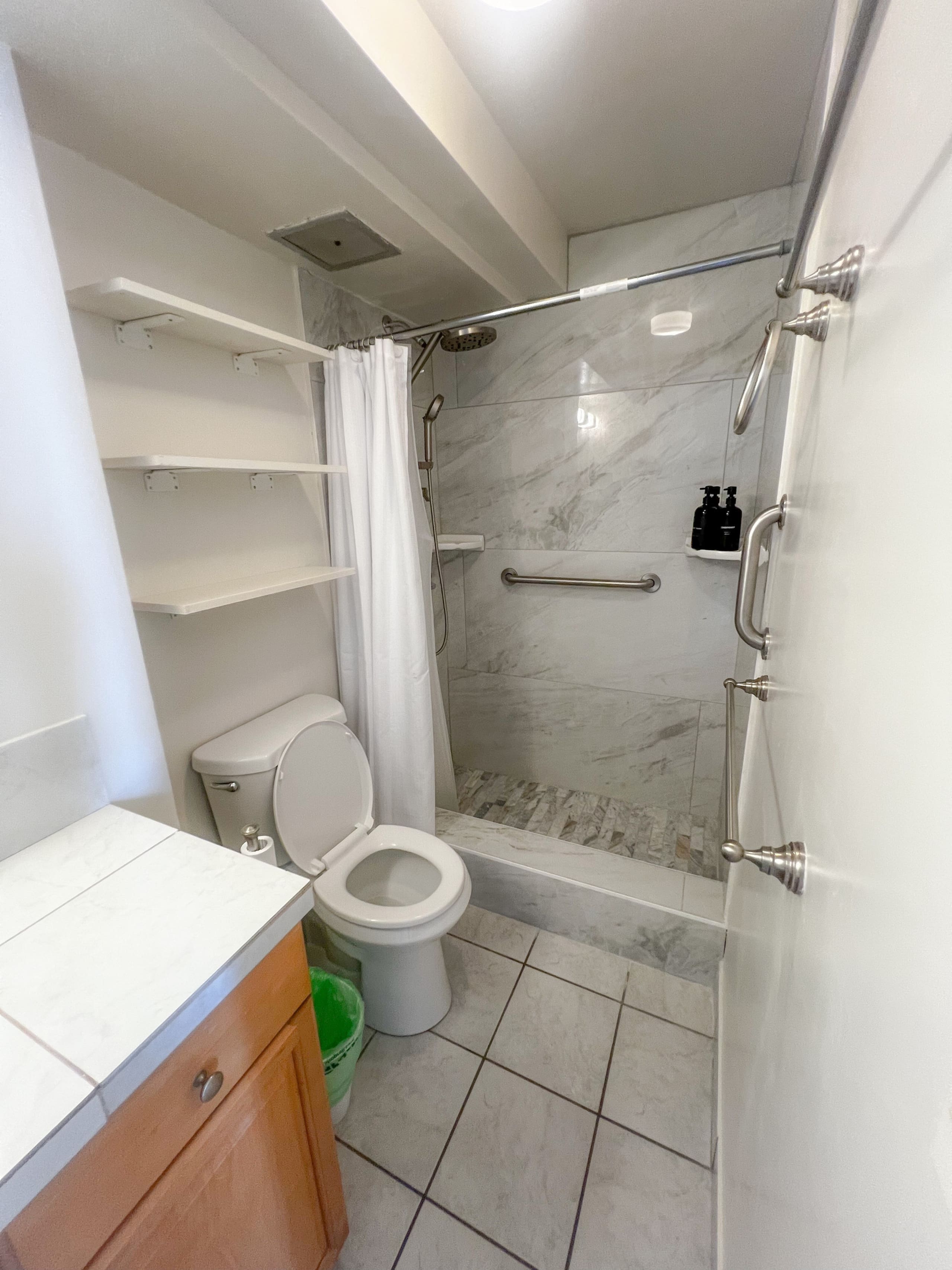 Condo in Honolulu · ★4.39 · 1 bedroom · 2 beds · 1 private bath - Image 15