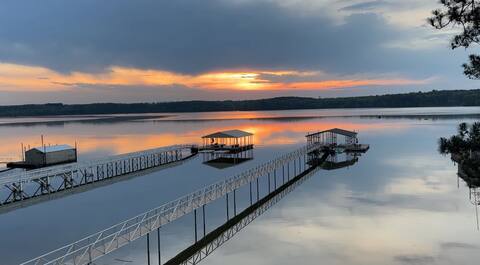 Lake Front 
Studio Guest Suite
W/Use of Dock