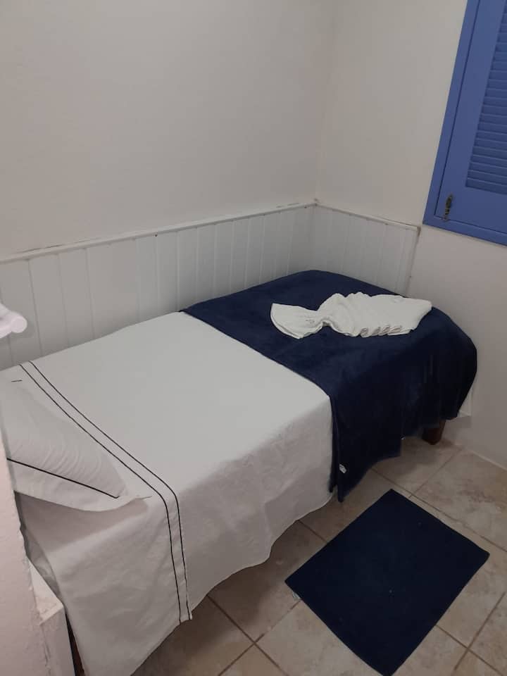 Ova se soba nalazi u sklopu kuće, na kraju hodnika, u prizemlju. To je mala soba u rustikalnom stilu, s prozorom koji gleda na vrt i rezerviranija je u kući. Ima jedan krevet, kupaonicu i klima-uređaj.