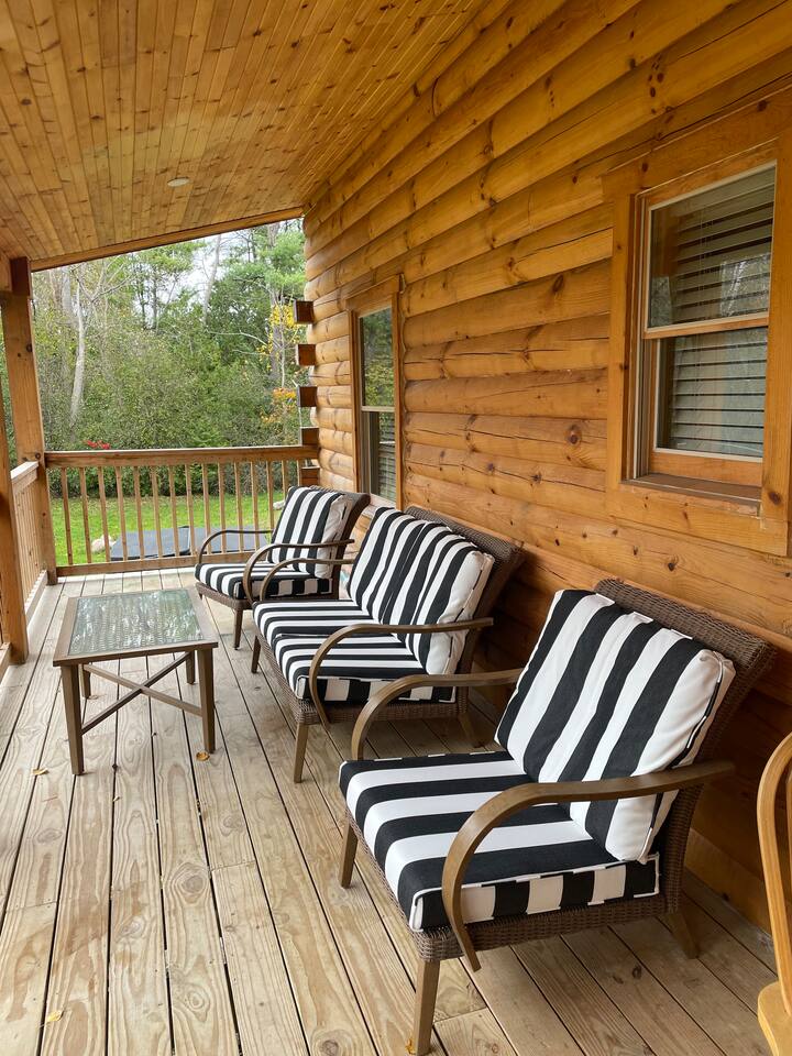 Log Cabin-minutes from Downtown Cobourg + Hot Tub
