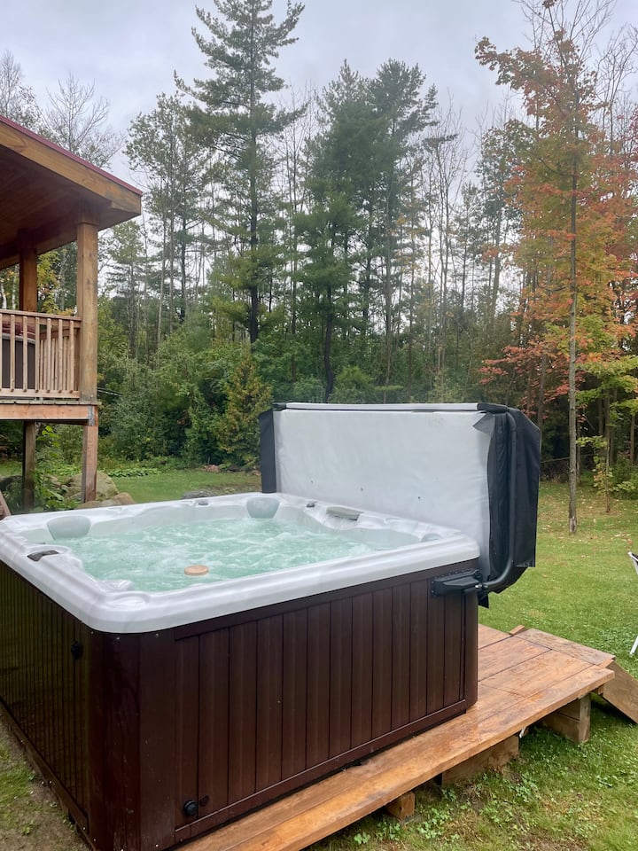 Log Cabin-minutes from Downtown Cobourg + Hot Tub