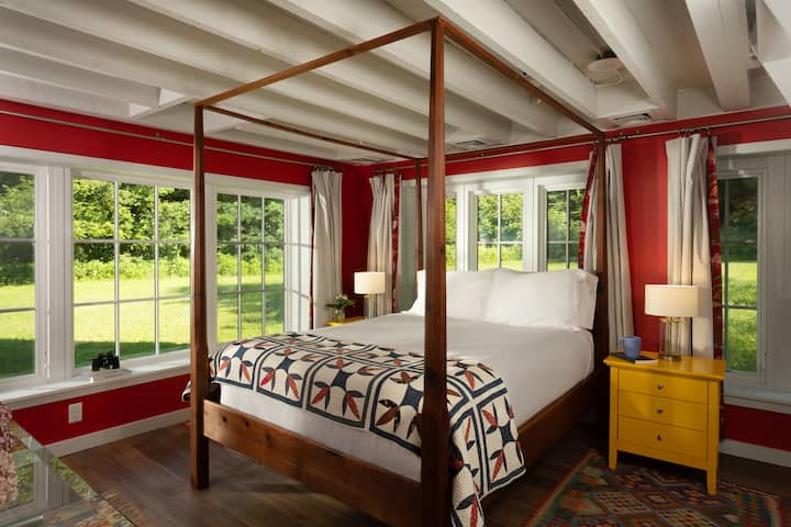 Gorgeous summer kitchen bedroom (there's no actual kitchen). Windows on all three sides. Ground floor. 