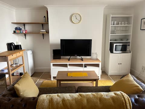 Popular Airbnb listing: Town-House basement in Charlton Kings