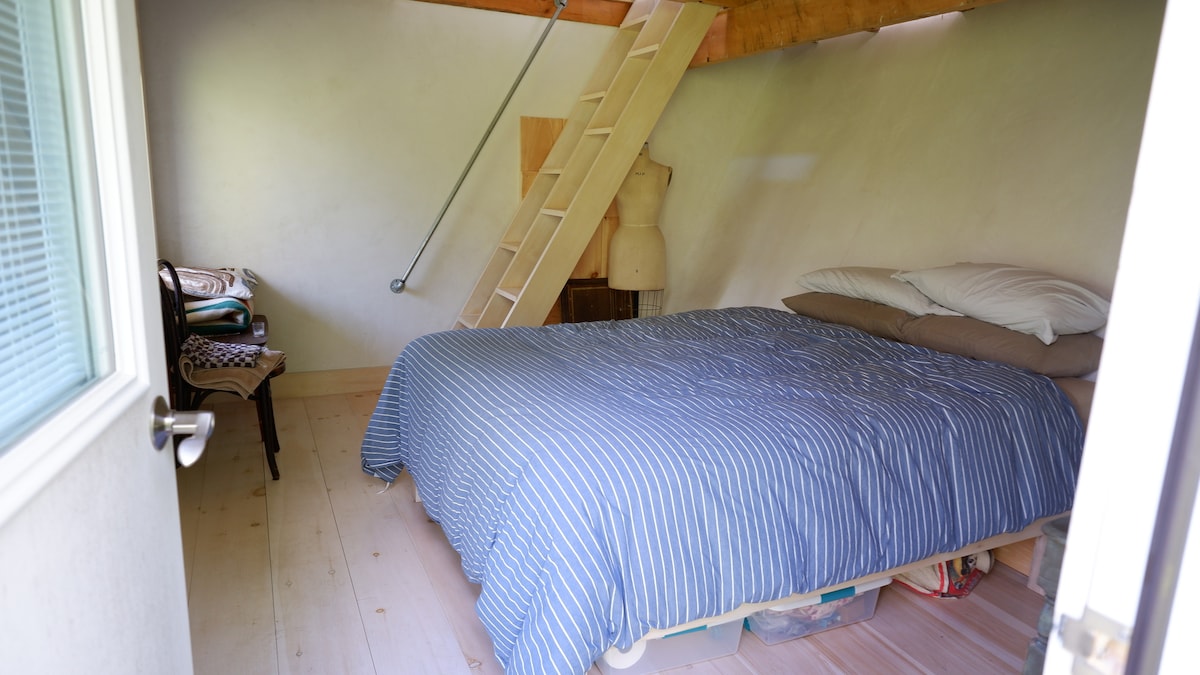 卧室在温暖的月份在楼下，在寒冷的月份在楼上。请咨询。