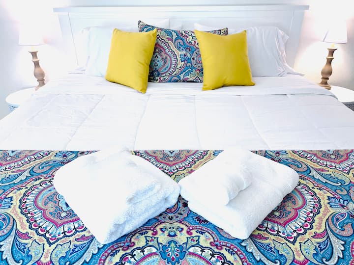 تقع في الطابق العلوي - غرفة نوم بسرير كينج. يقع أقرب حمام كامل مع حوض استحمام/دش كومبو على بعد خطوات قليلة فقط من الردهة.