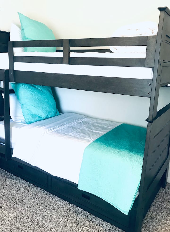 غرفة بطابقين في الطابق الثاني (سرير مزدوج + سرير مزدوج + تراندل - تتسع لـ 4 أشخاص). يقع أقرب حمام كامل مع حوض استحمام/دش كومبو مباشرة عبر القاعة، مقابل غرفة النوم هذه.