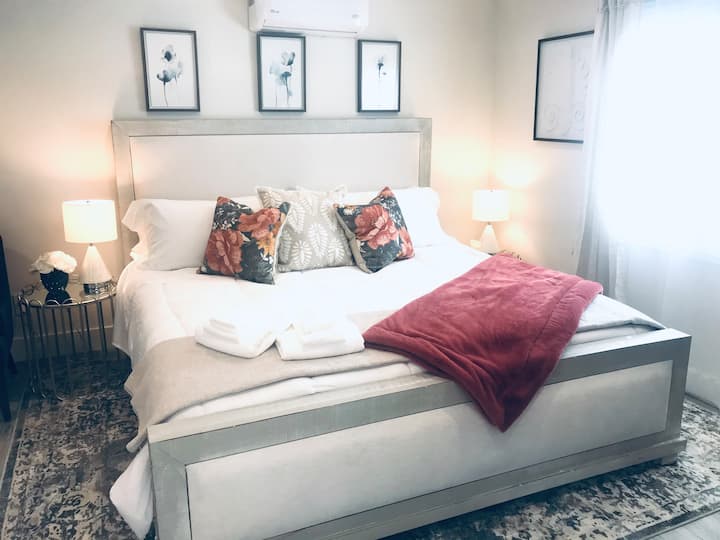 الطابق الثالث السفلي من البيت: غرفة نوم بسرير كينج مع مرتبة ميموري فوم لتبريد جل. تحتوي غرفة النوم هذه على حمام داخلي.