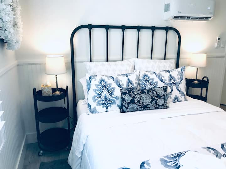 الطابق الثالث السفلي من البيت: غرفة نوم بحجم كوين مع مرتبة ميموري فوم لتبريد جل. تحتوي غرفة النوم هذه على حمام داخلي.