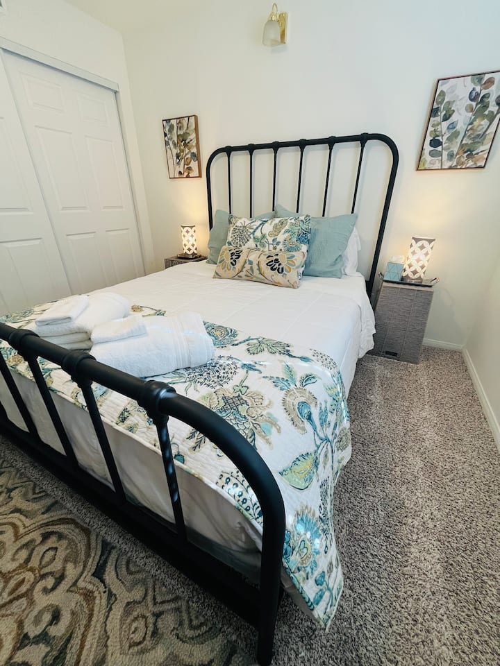 تقع في الطابق الأرضي الرئيسي وأسفل القاعة من المطبخ ومناطق المعيشة - لا تحتوي غرفة النوم هذه على حمام داخلي. يقع أقرب حمام كامل مع حوض استحمام/دش كومبو قبالة الرواق على بعد خطوات قليلة.