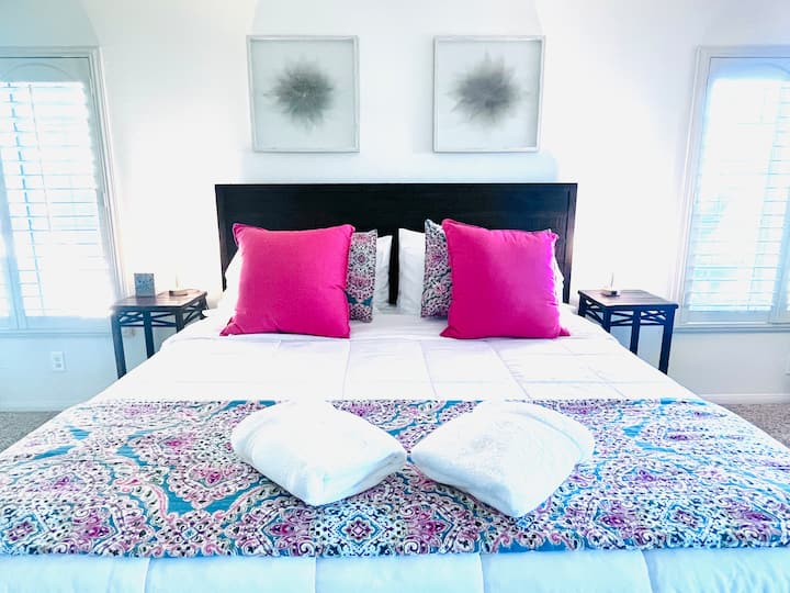 يقع هذا الجناح الرئيسي في الطابق العلوي من البيت - يحتوي على حمام داخل الجناح، بما في ذلك حوض استحمام كبير ودش منفصل