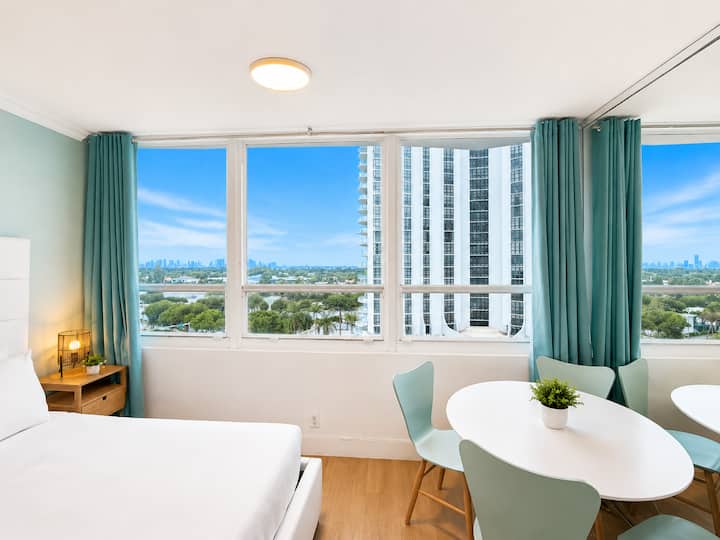 Bayview Studio | Pool+ Beach Access+ Valet Parking - Miami Beach, FL