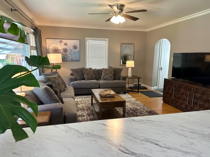 Home W/open Kitchen, Private Drive-garage - Sioux City, IA