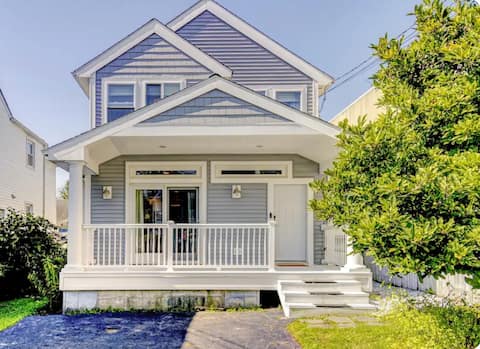 Sunny Beach Cottage steps from Sand, close to Yale