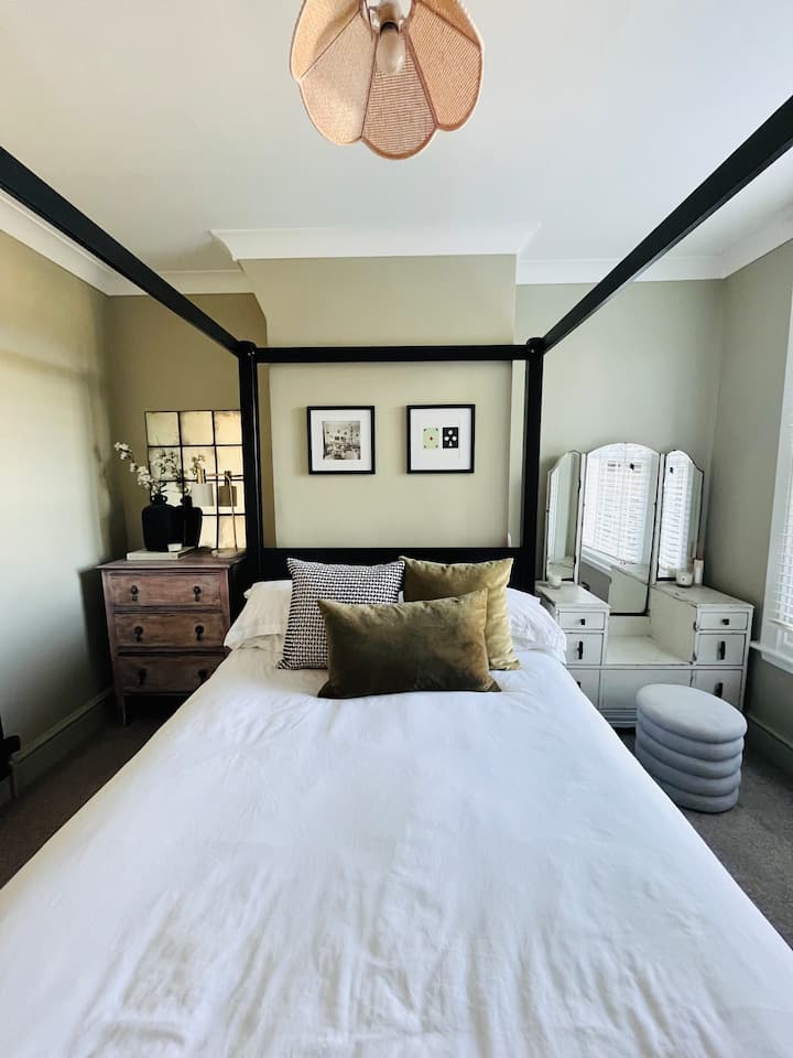 Krevat me katër postera me njësi Vanity, gardërobë dhe sirtarë 