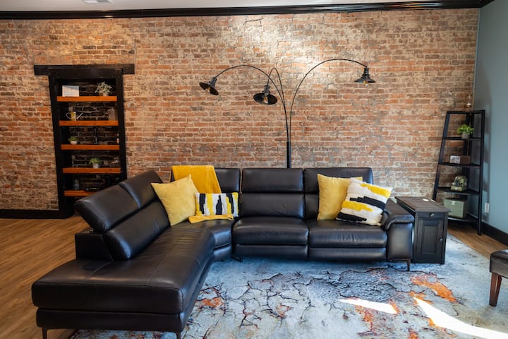 1886 Downtown Loft Apartment On Main Street - McMinnville, TN