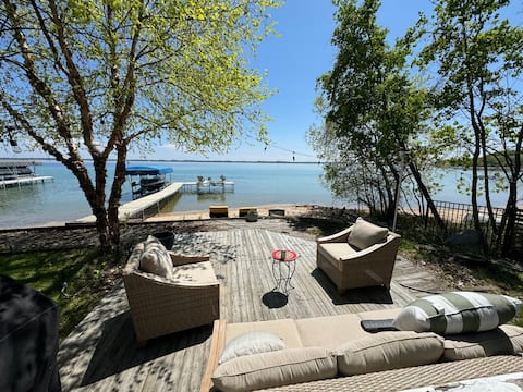 Lake front cottage in the heart of wine country