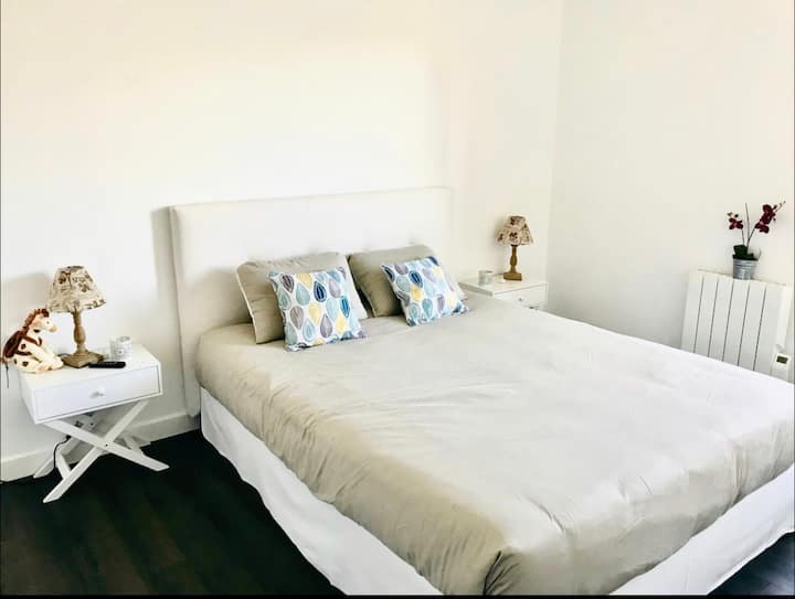 El departamento tiene 2 habitaciones con camas de 160