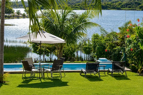 House with private pool between the lagoon and the sea.