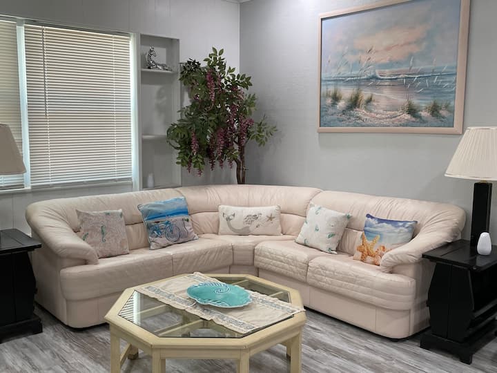 Warm And Cozy Home In Quite Neighborhood Llc - Spring Hill, FL