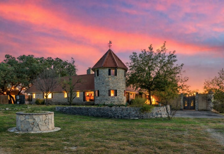 Castle Experience! Peacocks, Sauna, Pool, Creek - Texas