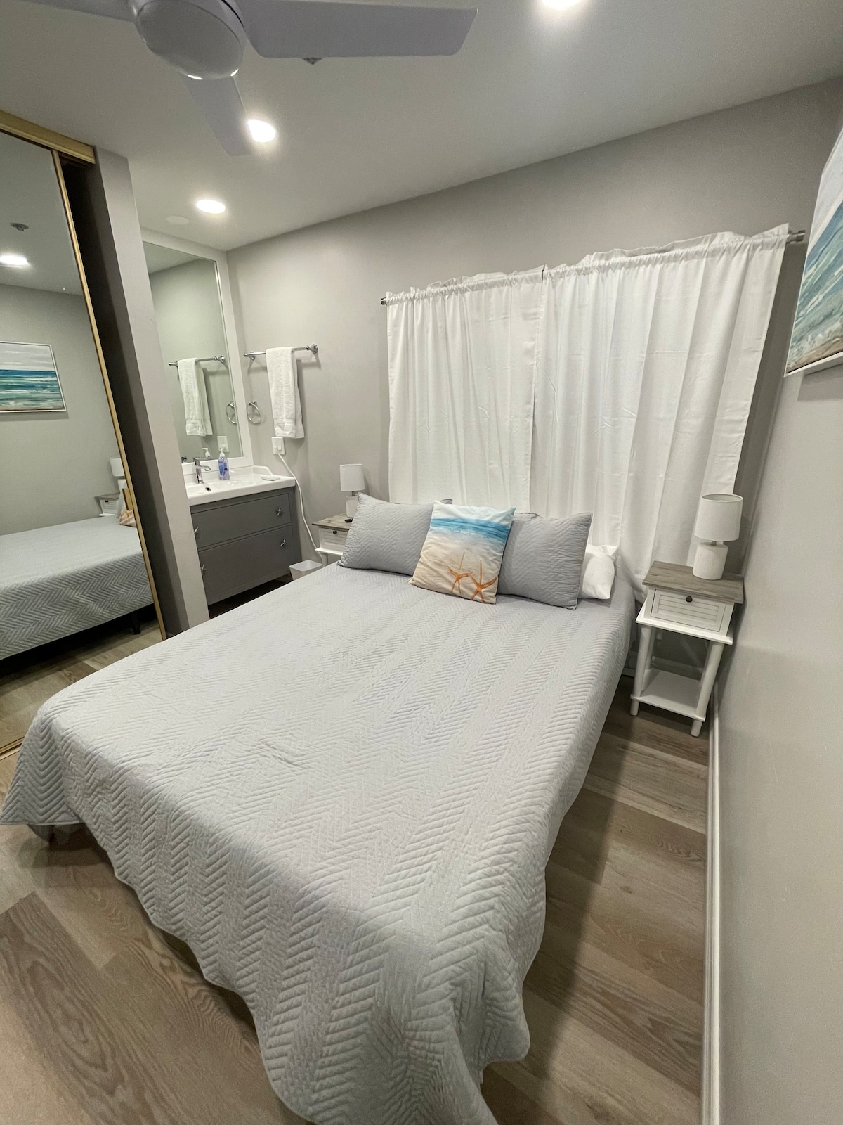 Chumba cha kulala kilicho na kitanda aina ya queen, ubatili na sinki