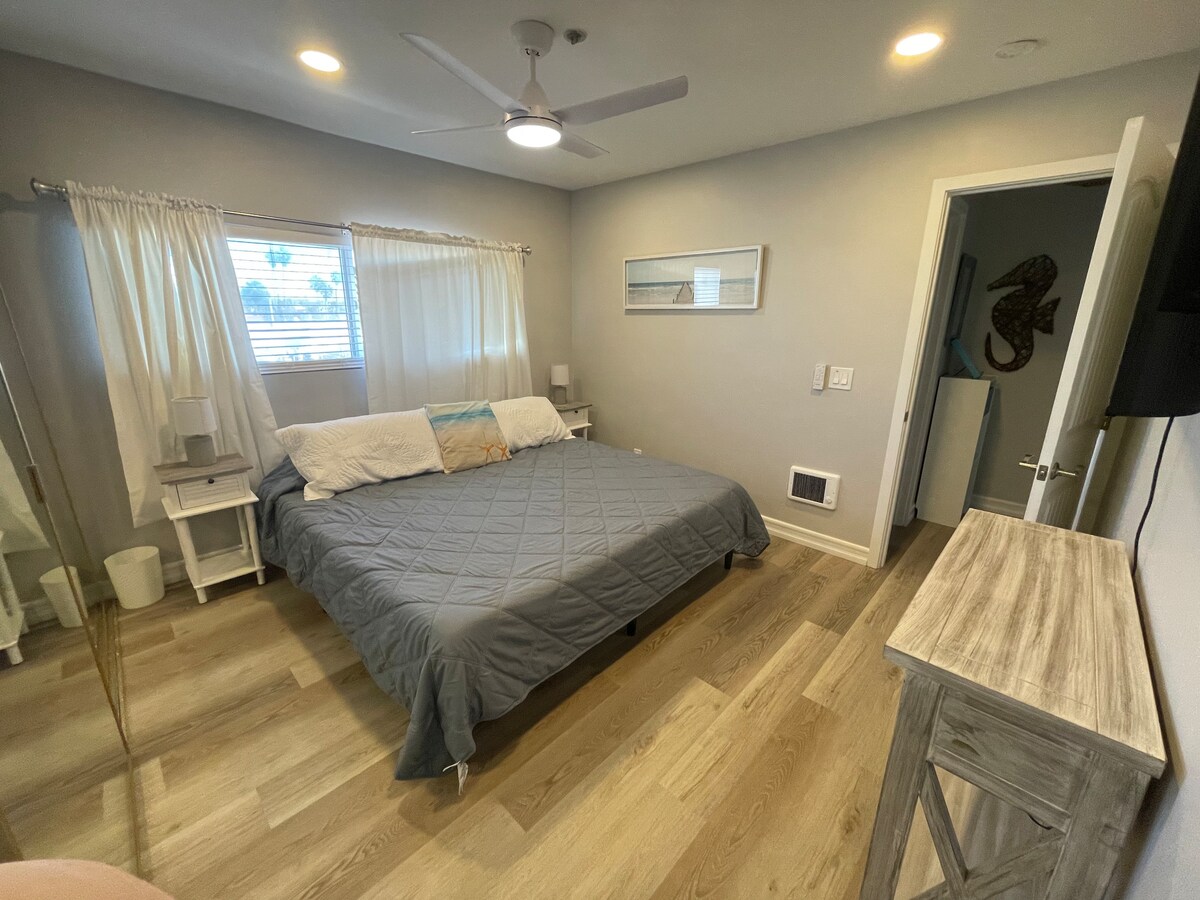 Chumba cha kulala cha kiwango cha juu kilicho na kitanda aina ya king